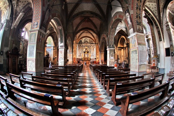 Nur ein Weitwinkelobjektiv kann die Dimensionen einer Kirche erfassen