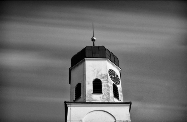 turm Ein Kirchturm mit einer Belichtungszeit von 5 Minuten fotografiert